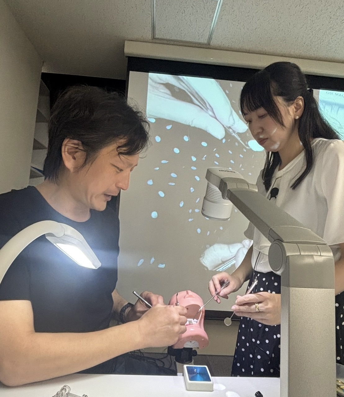 インプラントオペアシスタントをテーマに模型を用いたハンズオン実習を行う歯科衛生士・高橋美奈