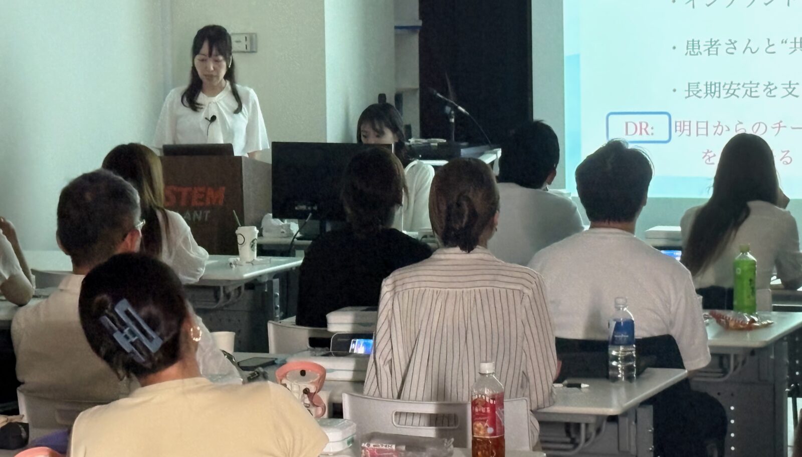 インプラントの長期安定を支える歯科衛生士の役割について講演する東京銀座デンタルクリニック歯科衛生士・高橋美奈
